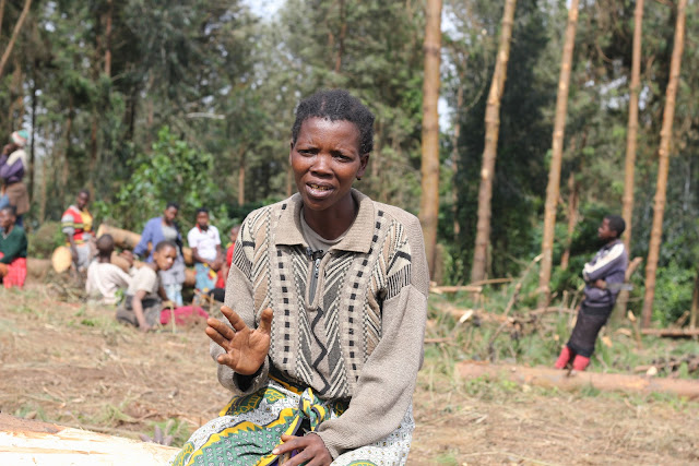 Bi. Mami Lowasa akizungumza na Waandishi wa habari (Hawapo pichani) kwenye Msitu wa Mafunzo wa Olmotonyi wakati akikata kuni.