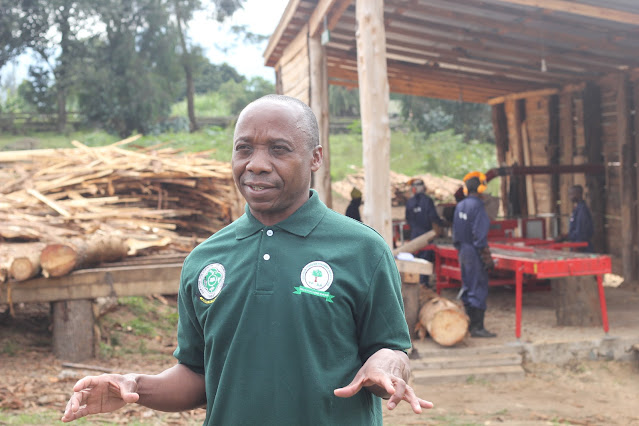 Meneja wa Kituo cha Mafunzo cha Msitu huo Bwana Said Kiparu akizungumza na Waandishi wa habari kituoni hapo kuangalia kazi zinazofanywa na kituo hicho katika kutoa mafunzo kwa vitendo kwa wanafunzi wa SUA.