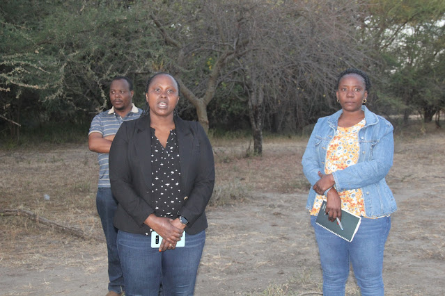 Rasi wa Ndaki ya Misitu, Wanyamapori na Utalii Dkt. Agnes Sirima CKatikati) akizungumza na Waandishi wa habari je ya msitu huo na kushoto kwake ni Afisa Mawasiliano na Masoko wa SUA BI, Suzana Magobeko.