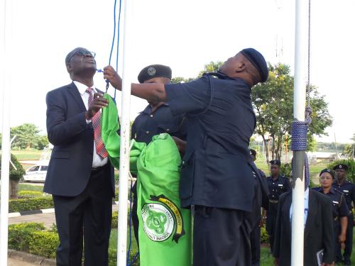 Makamu wa Mkuu wa Chuo Kikuu cha Sokoine cha Kilimo Prof Raphael Chibunda akisaidiana na Mkuu wa Usalama wa SUA Afande Mtunguja kupandisha bendera ya SUA hii ikiwa ni mara ya kwanza tangu kupatikana kwa bendera hiyo ya Chuo