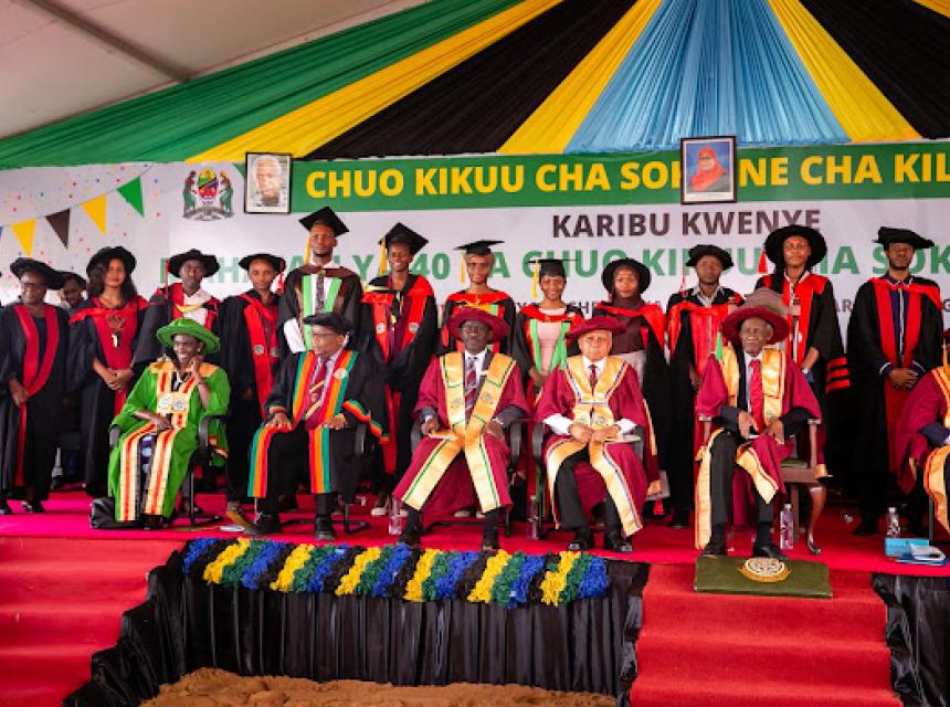 Mkuu wa Chuo Kikuu cha Sokoine cha Kilimo Jaji Mstaafu Joseph Sinde Warioba (wa pili waliokaa ) akiwa katika picha ya pamoja na Mwenyekiti wa Baraza la Chuo hicho Jaji Mstaafu Mohamed Chande Othman (wa tatu kulia waliokaa) na Makamu Mkuu wa Chuo Prof. Raphael Chibunda (wa kwanza kulia waliokaa) na viongozi mbalimbali na wanataaluma wa chuo hicho